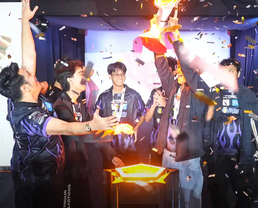 Игроки Yangon Galacticos праазднуют победу